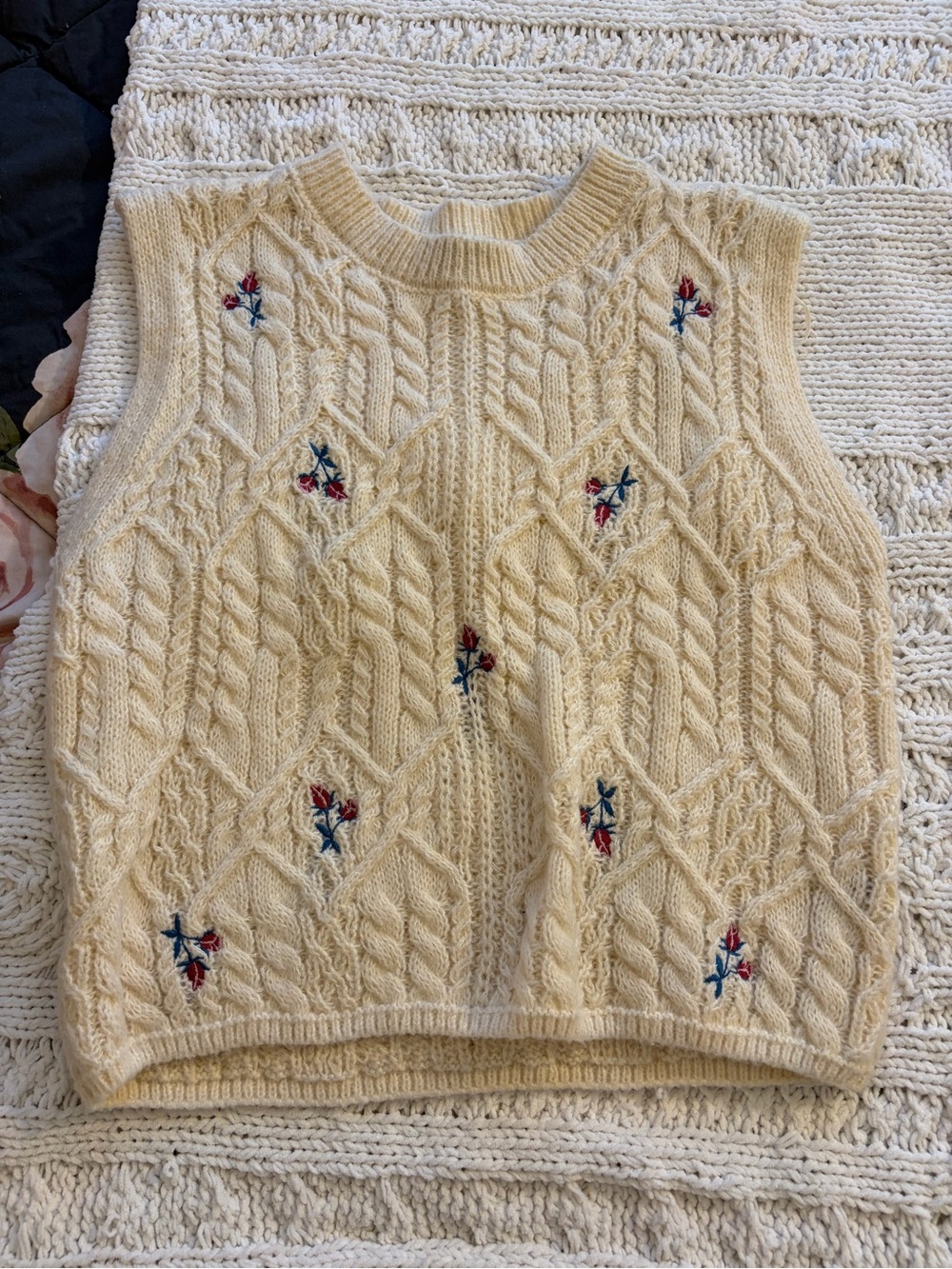 Aqua Cream Cable-Knit V-Neck Sleeveless Sweater Vest with Floral Embroidery